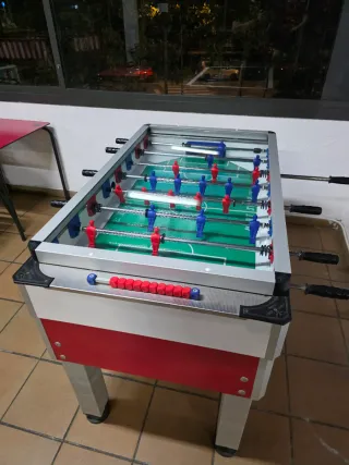 Futbolín de mesa con tapa de cristal y monedero