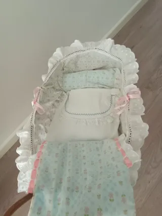 Cuna de mimbre para juguete