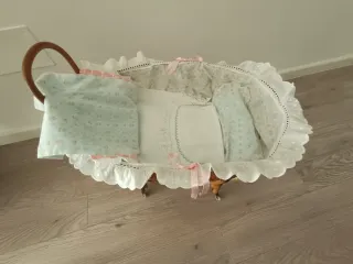 Cuna de mimbre para juguete