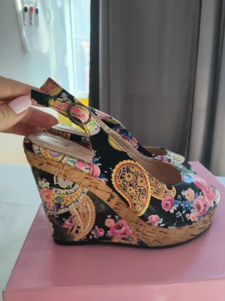 Sandalias de cuña con estampado floral