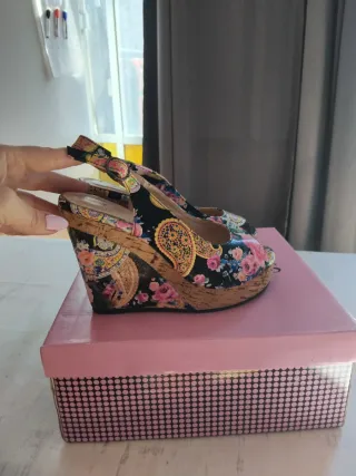 Sandalias de cuña con estampado floral