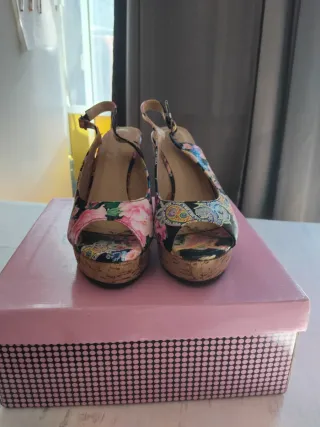 Sandalias de cuña con estampado floral