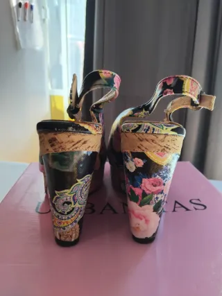 Sandalias de cuña con estampado floral