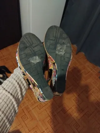 Sandalias de cuña con estampado floral