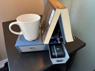 Organizador mesita noche morado y blanco