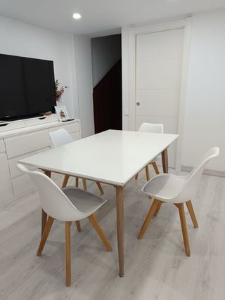 Mesa y 4 sillas madera clara