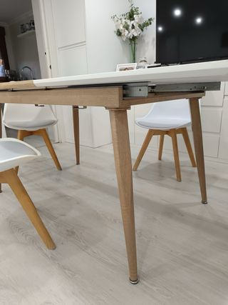 Mesa y 4 sillas madera clara