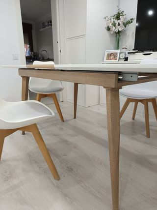 Mesa y 4 sillas madera clara