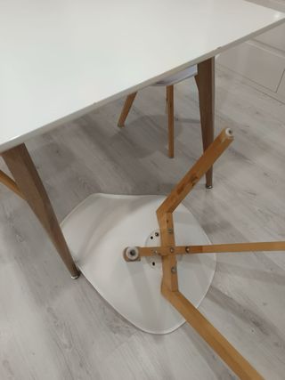 Mesa y 4 sillas madera clara