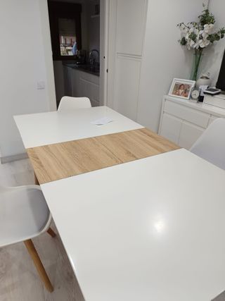 Mesa y 4 sillas madera clara