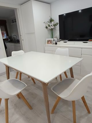 Mesa y 4 sillas madera clara