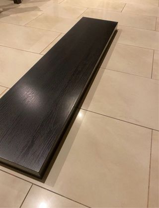 Espejo de madera maciza con estantería de regalo.