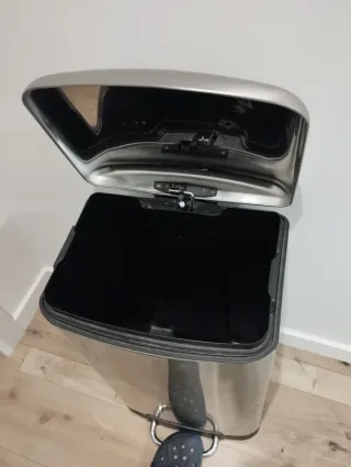 Cubo de basura metálico con pedal