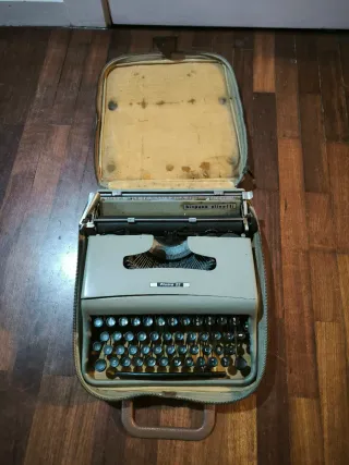 Máquina de escribir Hispano Olivetti Pluma 22