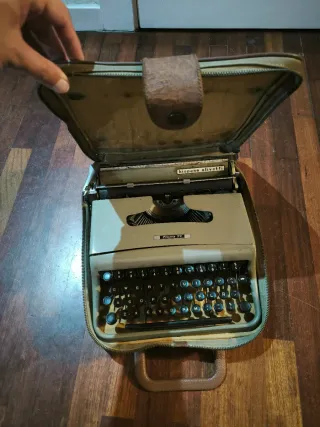 Máquina de escribir Hispano Olivetti Pluma 22