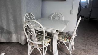 Sofá de mimbre con cojines florales