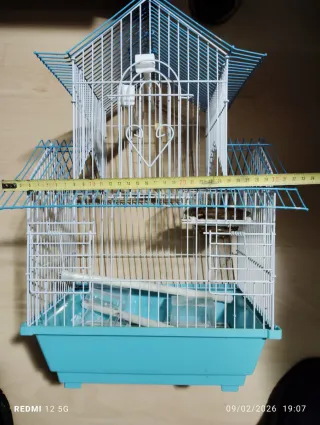 Jaula para pájaros azul y blanca