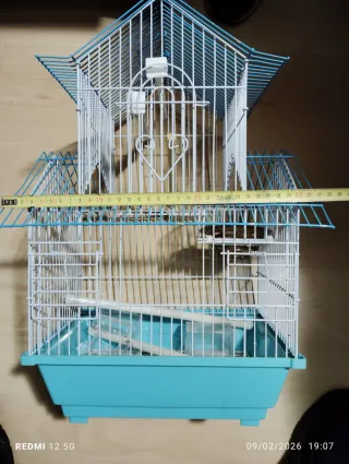 Jaula para pájaros azul y blanca