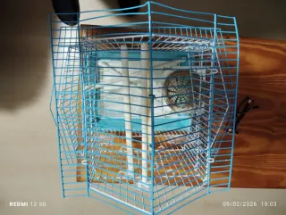 Jaula para pájaros azul y blanca