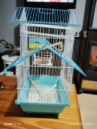 Jaula para pájaros azul y blanca