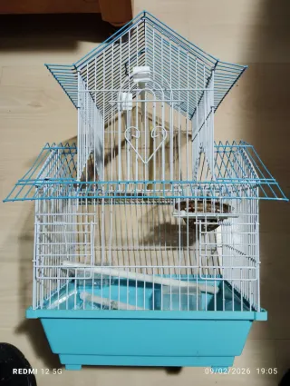Jaula para pájaros azul y blanca