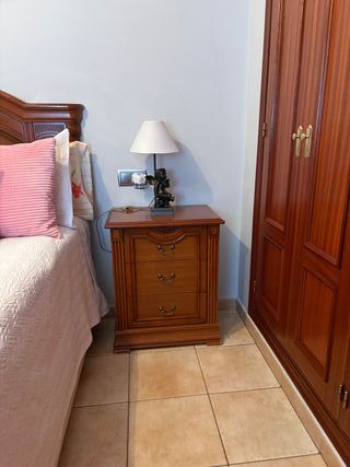 Mueble tocador de madera con espejo