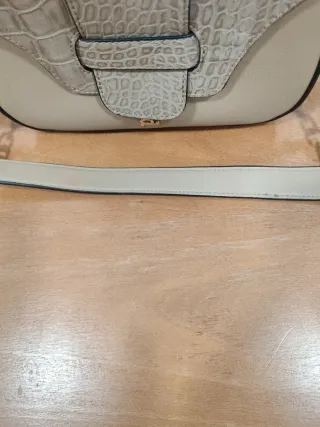 Bolso de mano beige con cadena dorada