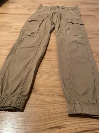 Pantalones cargo color camel