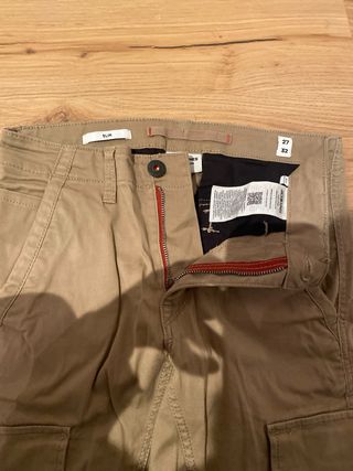 Pantalones cargo color camel