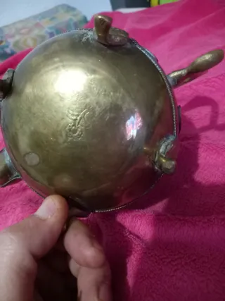 Tetera árabe antigua de latón