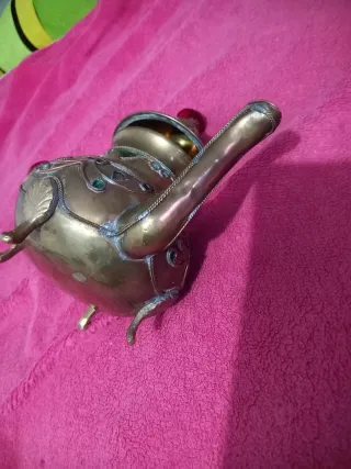 Tetera árabe antigua de latón