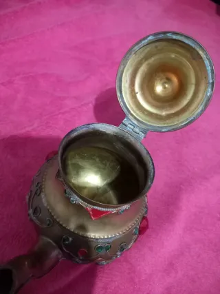 Tetera árabe antigua de latón