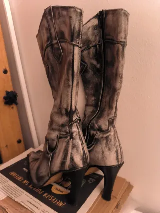 Botas de tacón negras y blancas