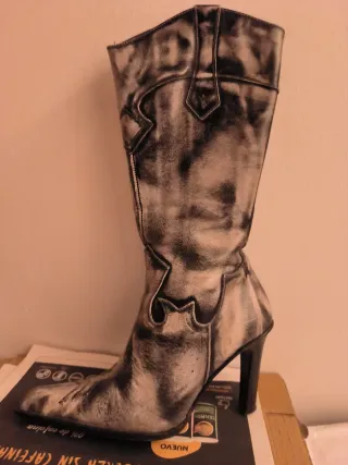 Botas de tacón negras y blancas