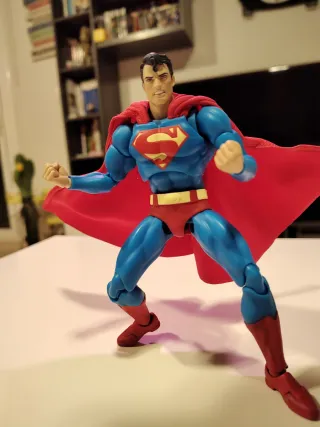 Mafex Superman Batman Hush Ver. Figura original