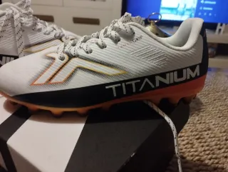 Botas de fútbol Titanium Talla 37 un sólo uso