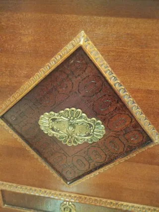 Baúl de madera con detalles dorados