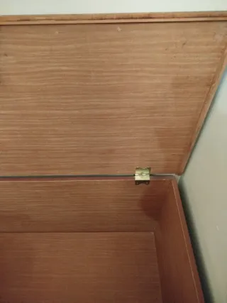 Baúl de madera con detalles dorados