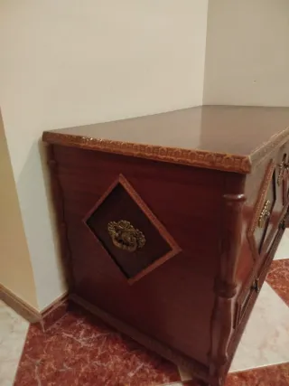 Baúl de madera con detalles dorados