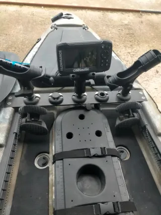 Kayak de pesca con cañeros y sonda