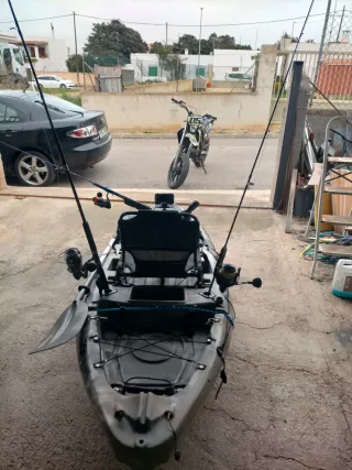 Kayak de pesca con cañeros y sonda