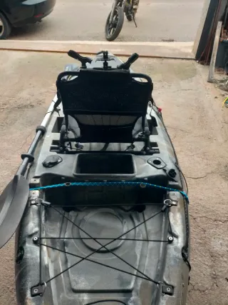 Kayak de pesca con cañeros y sonda