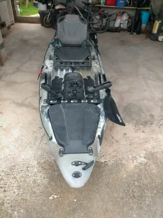 Kayak de pesca con cañeros y sonda