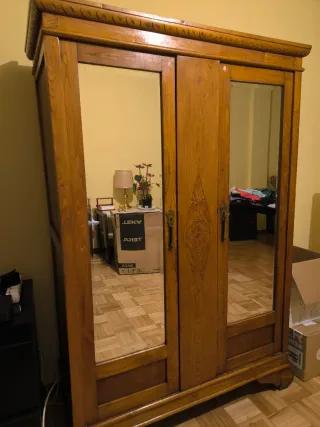 Armario antiguo de madera con espejos