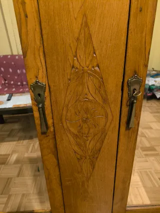 Armario antiguo de madera con espejos