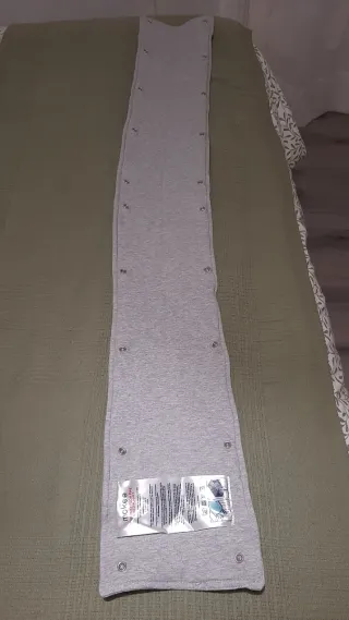 Protector de cuna gris