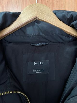 Chaqueta plumas negra Bershka