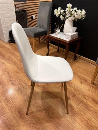 Silla moderna blanca