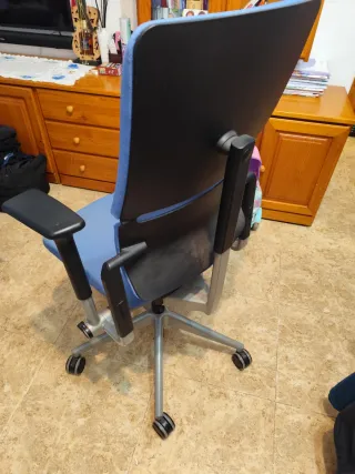 Silla de oficina ergonómica azul