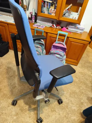 Silla de oficina ergonómica azul